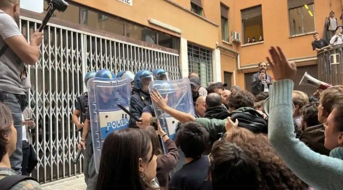 Polizia carica corteo antagonista a La Sapienza di Roma