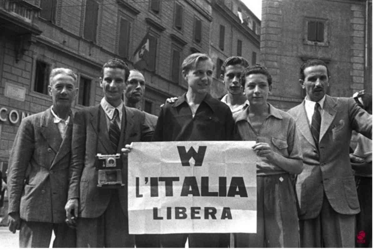 Italiani festeggiano la liberazione il 25 Aprile 1945