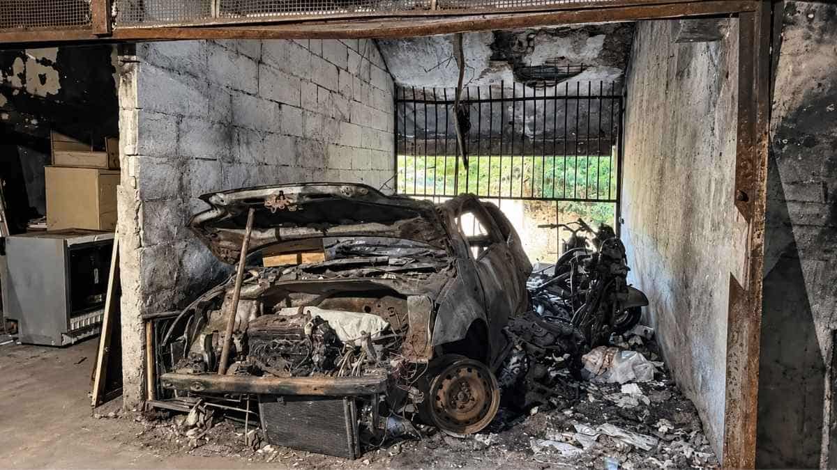 Corviale, auto bruciata in un garage del Serpentone durante il sopralluogo della Commissione Ambiente