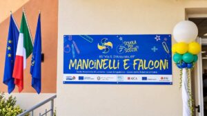 Nuova sede del Liceo Mancinelli e Falconi a Lariano con insegna, bandiere e allestimento inaugurale