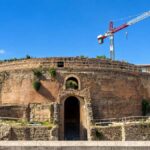 Mausoleo di Augusto a Roma durante i lavori, con gru e cipressi nell’area monumentale