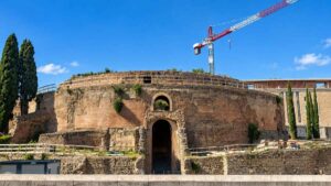 Mausoleo di Augusto a Roma durante i lavori, con gru e cipressi nell’area monumentale