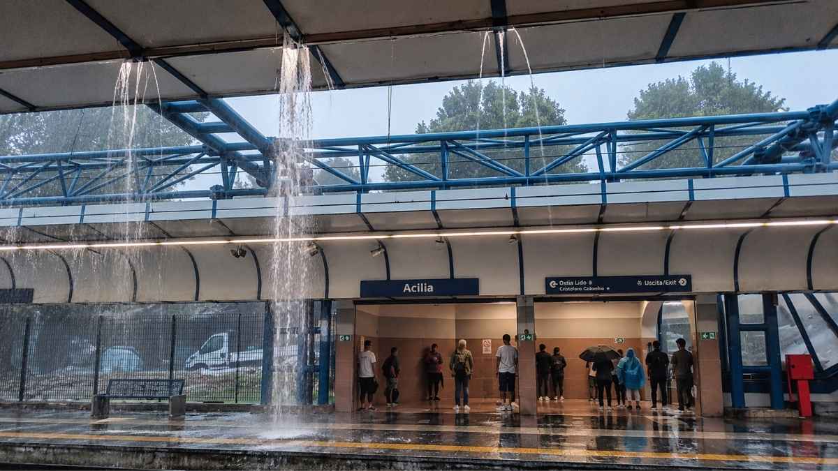 Stazione Metromare di Acilia con infiltrazioni d’acqua sulla banchina durante la pioggia