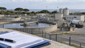 Depuratore di Ostia, immagine illustrativa di un impianto di trattamento con vasche, stazione fanghi e autocisterna