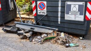 Rifiuti e materiali ingombranti lasciati accanto ai cassonetti in via Lucio Lepidio a Ostia