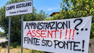 Pomezia, striscione di protesta a Campo Ascolano per la chiusura del Ponte D sulla SP 601 Ostia-Anzio