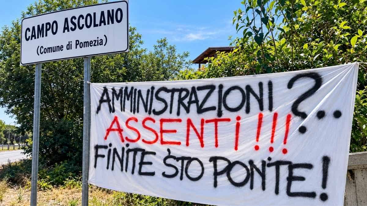 Pomezia, striscione di protesta a Campo Ascolano per la chiusura del Ponte D sulla SP 601 Ostia-Anzio