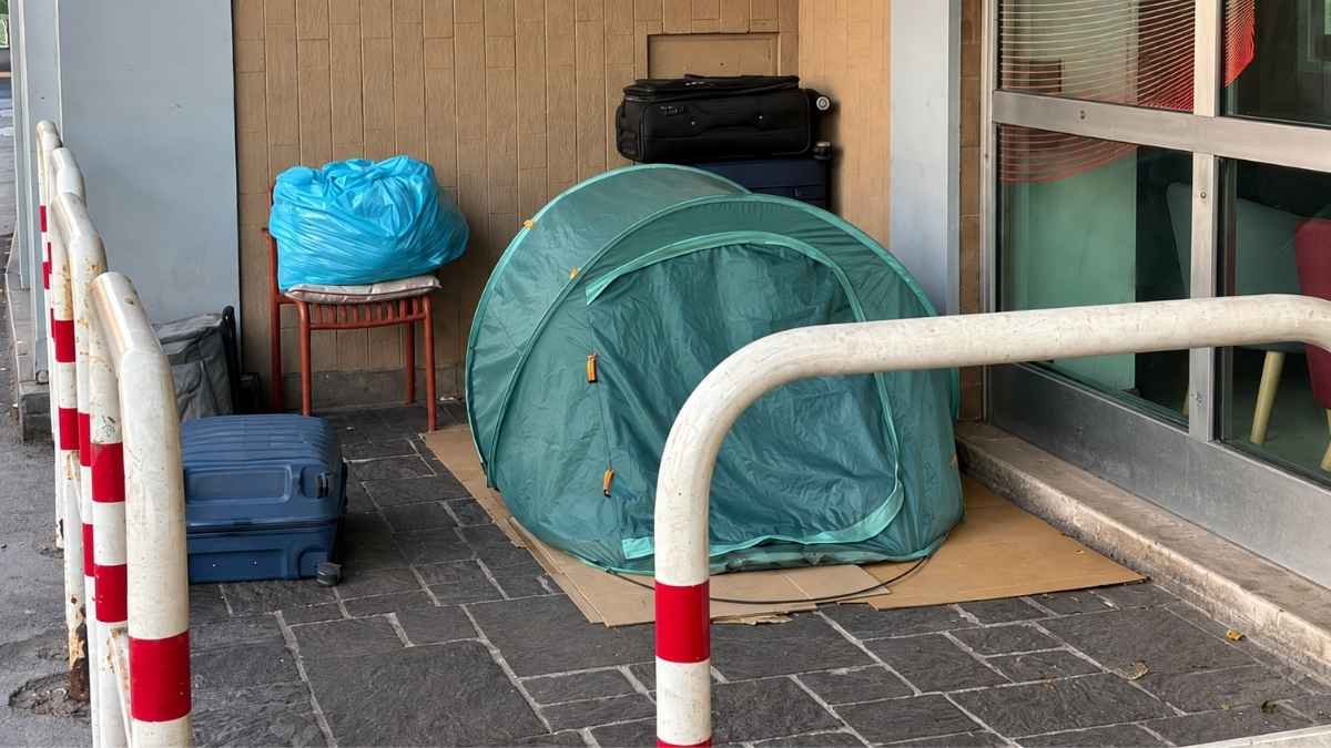 Tenda verde e bagagli davanti alla banca di largo Gaetano La Loggia 20, nel quartiere Portuense a Roma.