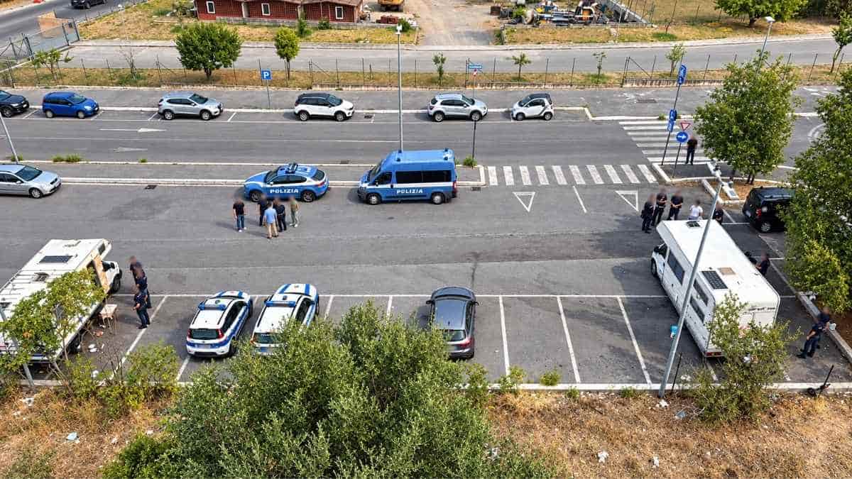 Operazione interforze al mercato Meda di Roma con Polizia, Polizia Locale e camper nell’area di Monti Tiburtini