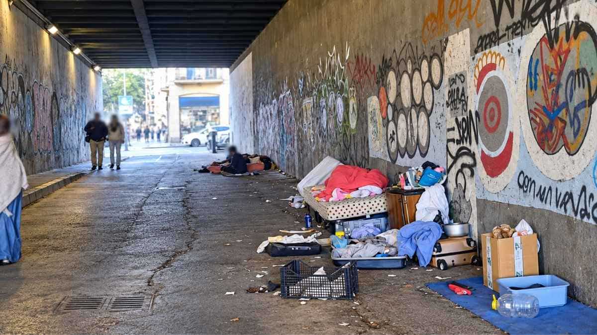 Sottopasso di via Volpato a Roma con giacigli, materassi e masserizie vicino alla Stazione Trastevere
