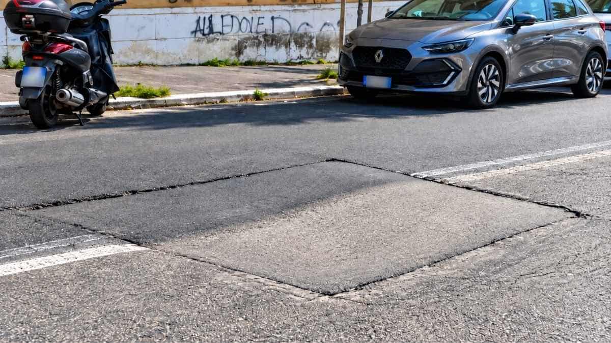 Avvallamento della carreggiata in via dell’Imbrecciato a Roma, all’altezza del civico 112/A, segnalato nel Municipio XI.