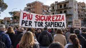 Manifestazione a Tor Sapienza con residenti e striscione “Più sicurezza per Tor Sapienza” contro degrado e spaccio.
