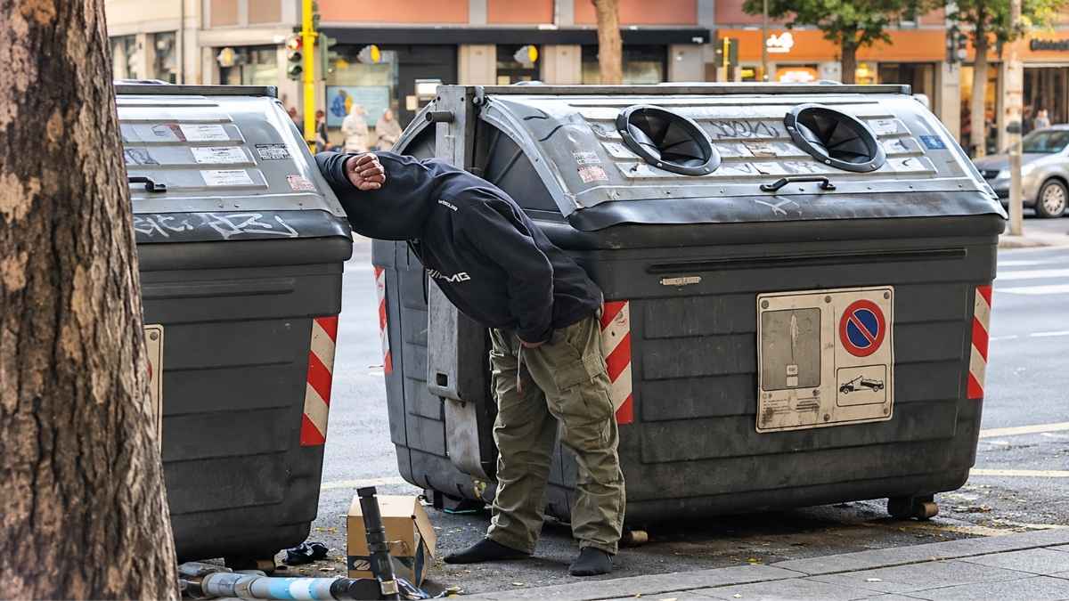 Persona tra i cassonetti in Viale Marconi a Roma, nella segnalazione sulla marginalità sociale del 24 settembre 2026