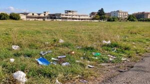 Rifiuti sparsi sul pratone di via Ugo La Malfa ad Aprilia dopo il mercato settimanale