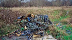 Accumulo di cavi elettrici abbandonati tra l'erba e la vegetazione a Le Vignole, nel Comune di Fiumicino.