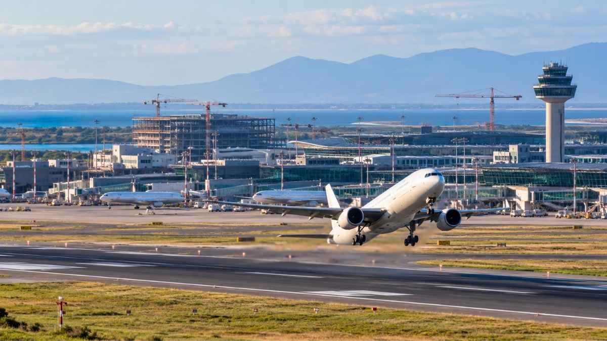 Ricostruzione digitale dell'aeroporto di Fiumicino con un aereo in decollo, piste e infrastrutture aeroportuali sullo sfondo.
