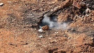 Fumarola dal terreno a Fonte Laurentina, fumo visibile nell’area interessata dal rogo