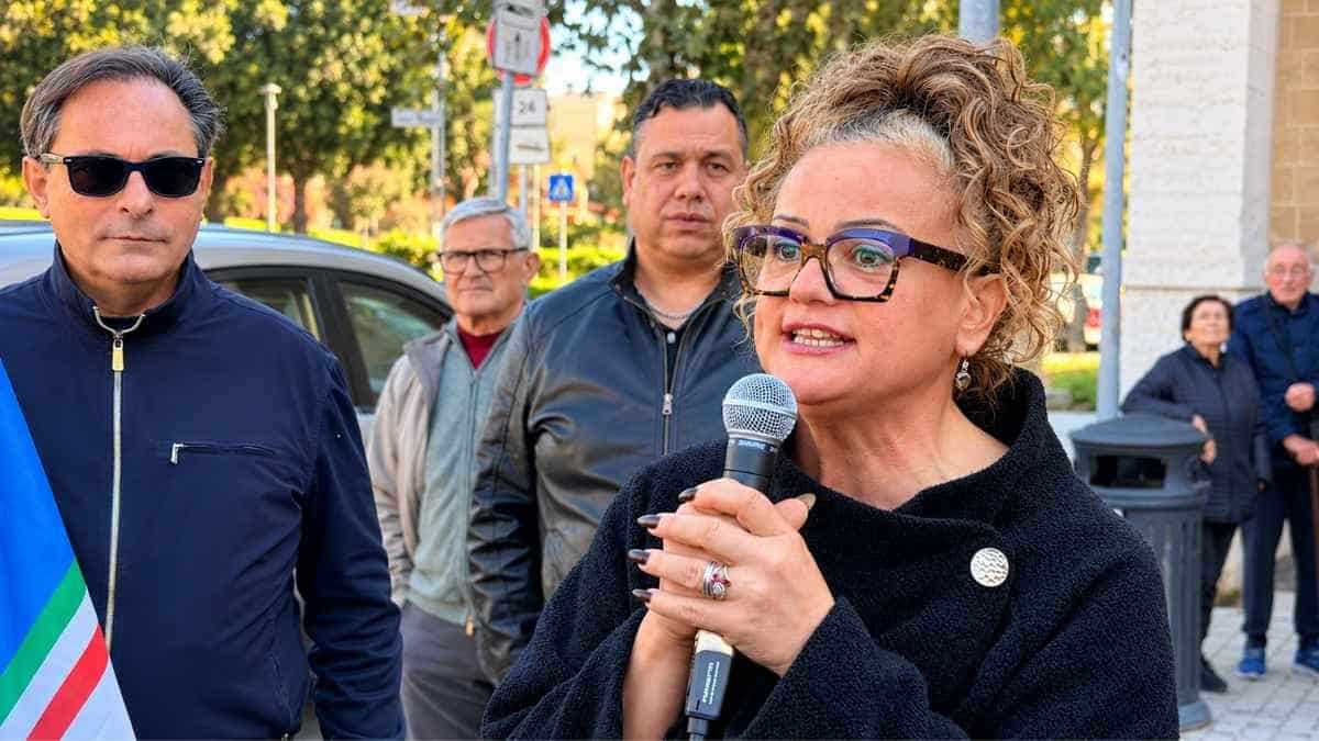 Una donna interviene al microfono durante la manifestazione di Giustizia X Ostia contro il degrado e l'insicurezza del 29 ottobre 2026.