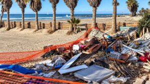 Ostia, cumulo di macerie, legname e materiali abbandonati sulla spiaggia vicino all'ex Village sul lungomare Paolo Toscanelli.
