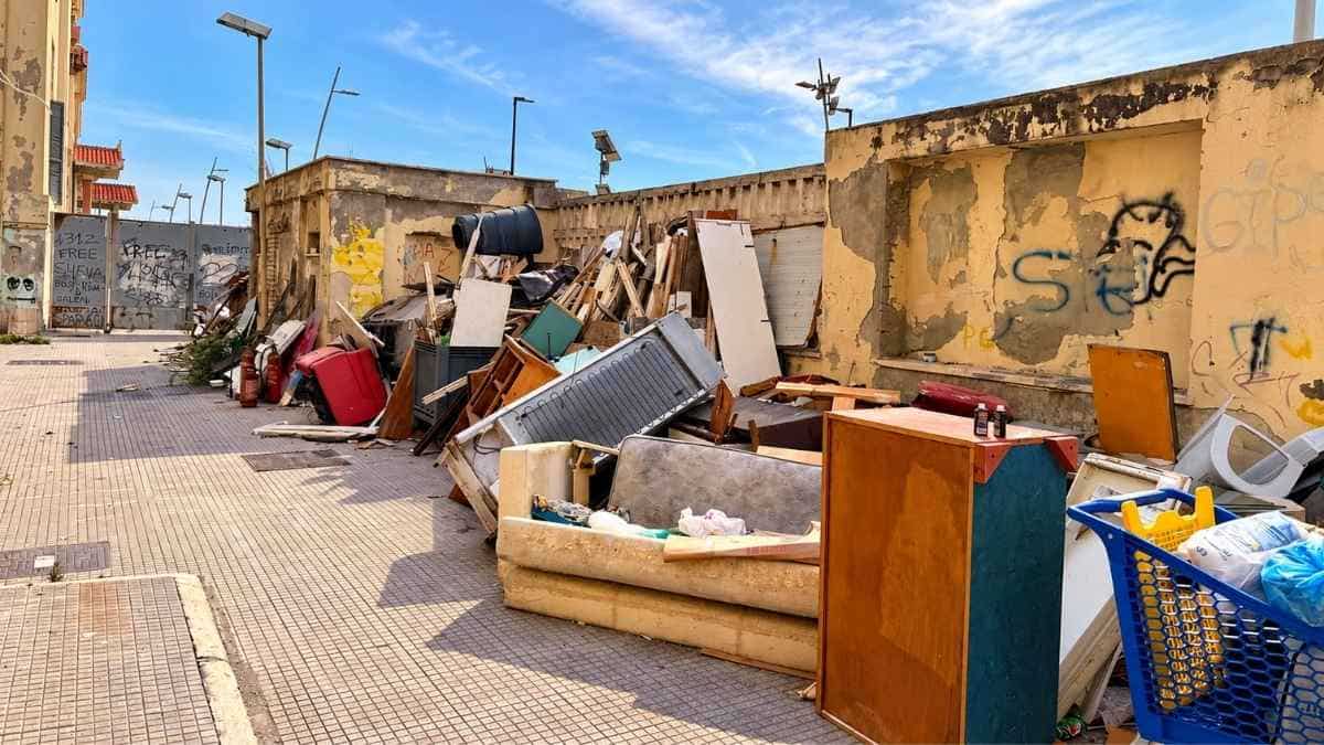 Ostia, accumulo di mobili e materiali ingombranti nel cortile dell’ex Colonia Vittorio Emanuele