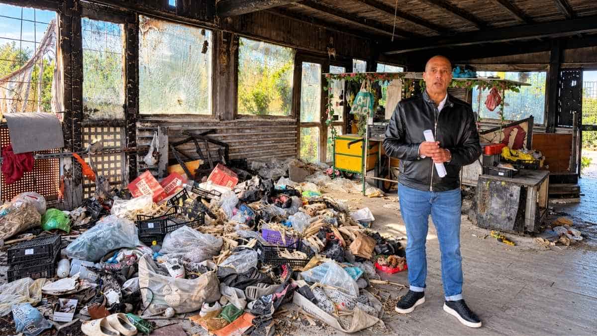 Ostia, Giuseppe Conforzi durante il sopralluogo nell'ex Algida tra cumuli di rifiuti e locali degradati.