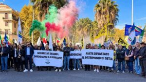 Manifestazione di Giustizia X Ostia contro degrado e insicurezza, con cittadini, striscioni, bandiere e fumogeni tricolori davanti al Municipio X.