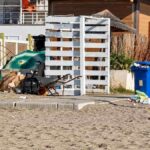 Ostia, rifiuti sulla sabbia vicino ai contenitori della raccolta differenziata e alle strutture della spiaggia libera del Marabù.