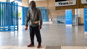 Ostia, uomo con bottiglie e volto oscurato alla stazione Cristoforo Colombo della Metromare, teatro delle minacce denunciate ai Carabinieri.