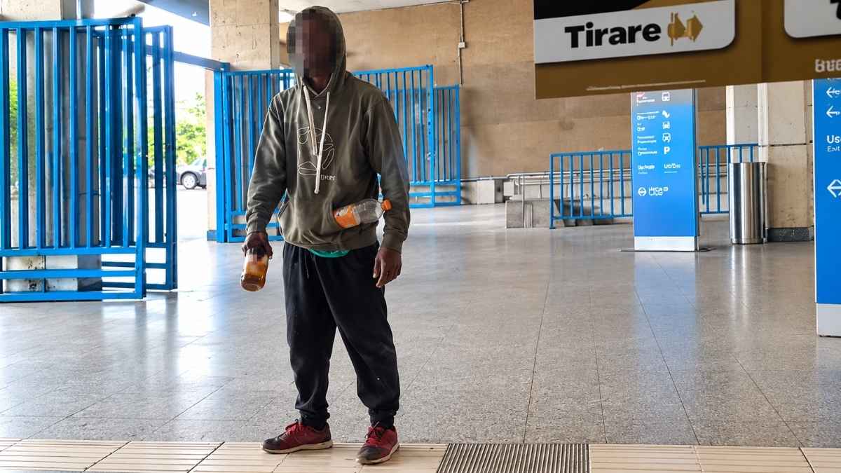 Ostia, uomo con bottiglie e volto oscurato alla stazione Cristoforo Colombo della Metromare, teatro delle minacce denunciate ai Carabinieri.
