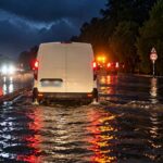 Pontina allagata a Borgo Isonzo: ricostruzione digitale di un furgone bianco che attraversa una carreggiata invasa dall'acqua.