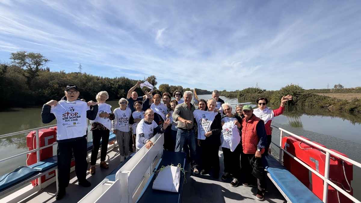 Partecipanti alla navigazione sul Tevere da Ponte Marconi a Ostia Antica, a Roma, mostrano le magliette della campagna ANVCG “Stop alle bombe sui civili”.