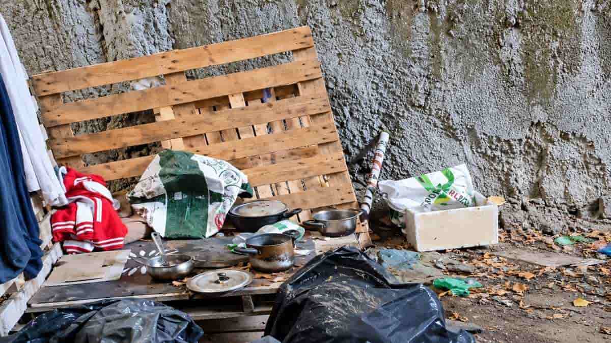 Roma, pentole, utensili da cucina, indumenti e pallet di legno nell'insediamento di fortuna sotto il ponte di corso Francia.