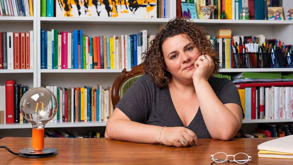 Fabiana Di Segni, consigliera del Municipio XI di Roma, seduta davanti a una libreria
