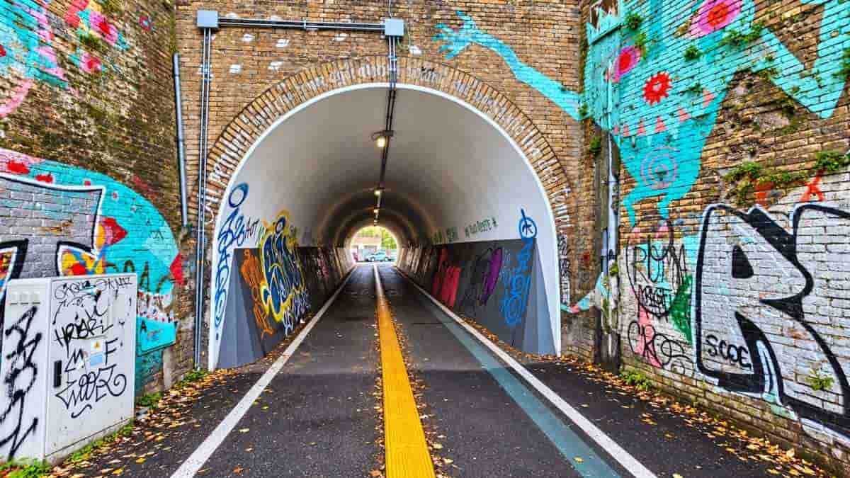 Roma, sottopasso ciclopedonale del Quadraro con graffiti e scritte sulle pareti interne e sugli ingressi del tunnel.