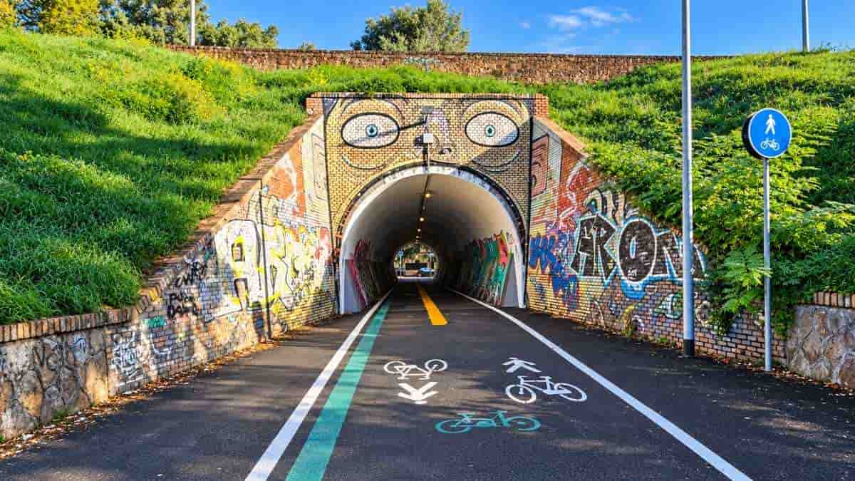 Roma, ingresso del sottopasso ciclopedonale del Quadraro con graffiti sulle pareti. Foto del Comitato Riprendiamoci le Piazze.
