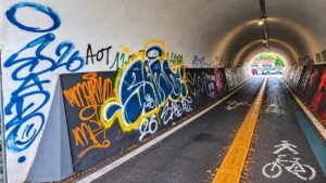 Sottopasso del Quadraro a Roma imbrattato con scritte e graffiti sulle pareti, foto del Comitato Riprendiamoci le nostre Piazze