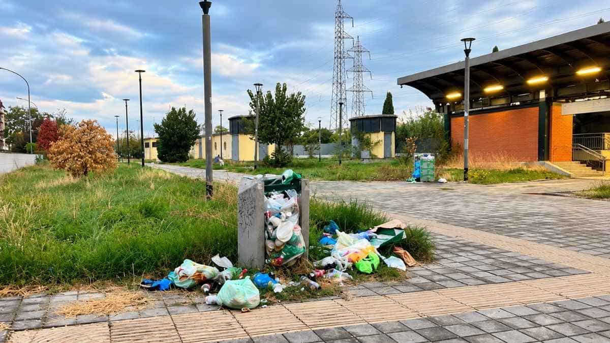 Rifiuti lungo gli accessi alla stazione Serenissima nel quartiere Collatino di Roma