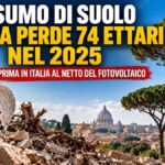 Consumo di suolo a Roma nel 2025: grafica illustrativa con escavatore, macerie e pini della Capitale, secondo i dati ISPRA sui 74 ettari.