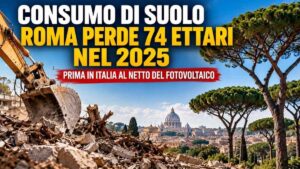 Consumo di suolo a Roma nel 2025: grafica illustrativa con escavatore, macerie e pini della Capitale, secondo i dati ISPRA sui 74 ettari.