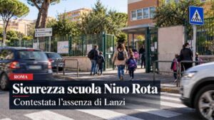 Roma, sicurezza degli accessi alla scuola Nino Rota nel Municipio XI: illustrazione digitale con genitori, studenti, attraversamento pedonale e traffico.