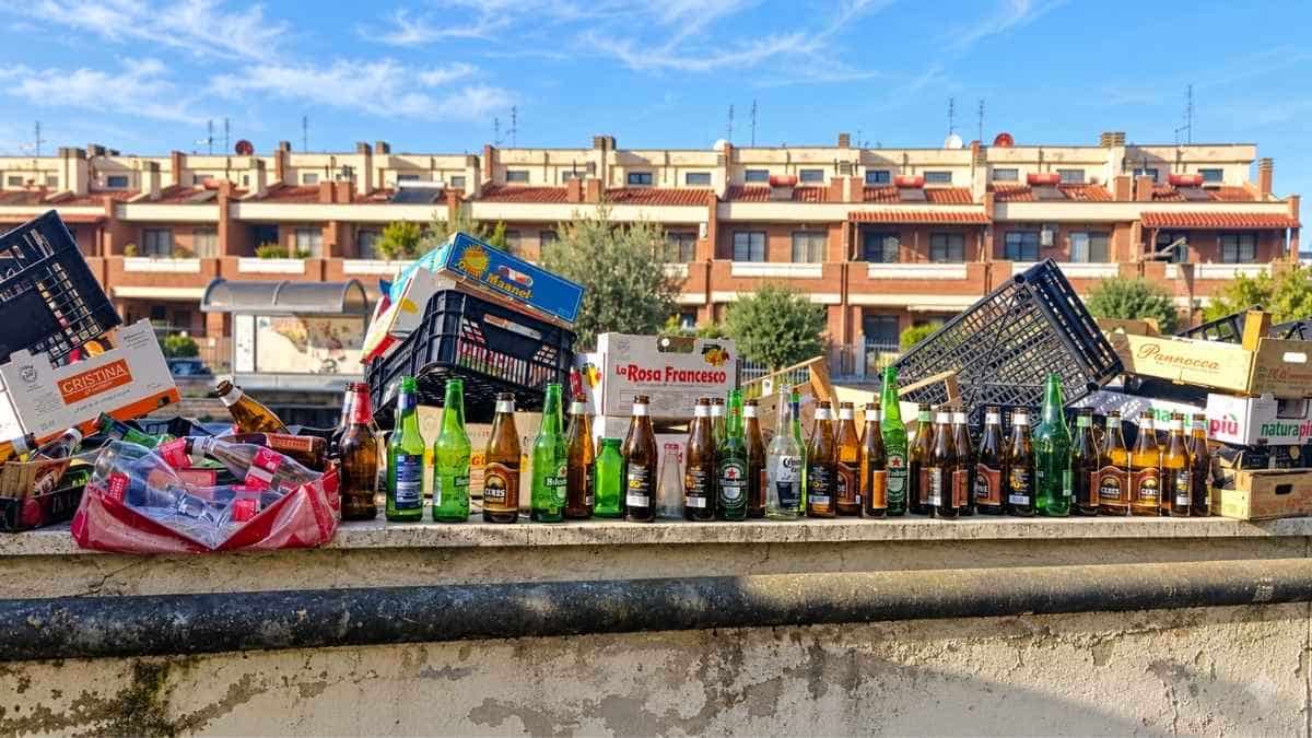 Roma, bottiglie di vetro, cassette e scatoloni abbandonati su un muretto in via Don Tonino Bello, nel VI Municipio, davanti alle abitazioni.