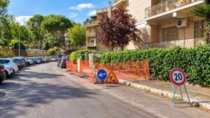 Roma, via Giannetto Valli nel quartiere Portuense, con transenne arancioni, segnaletica temporanea e area di cantiere lungo la strada.