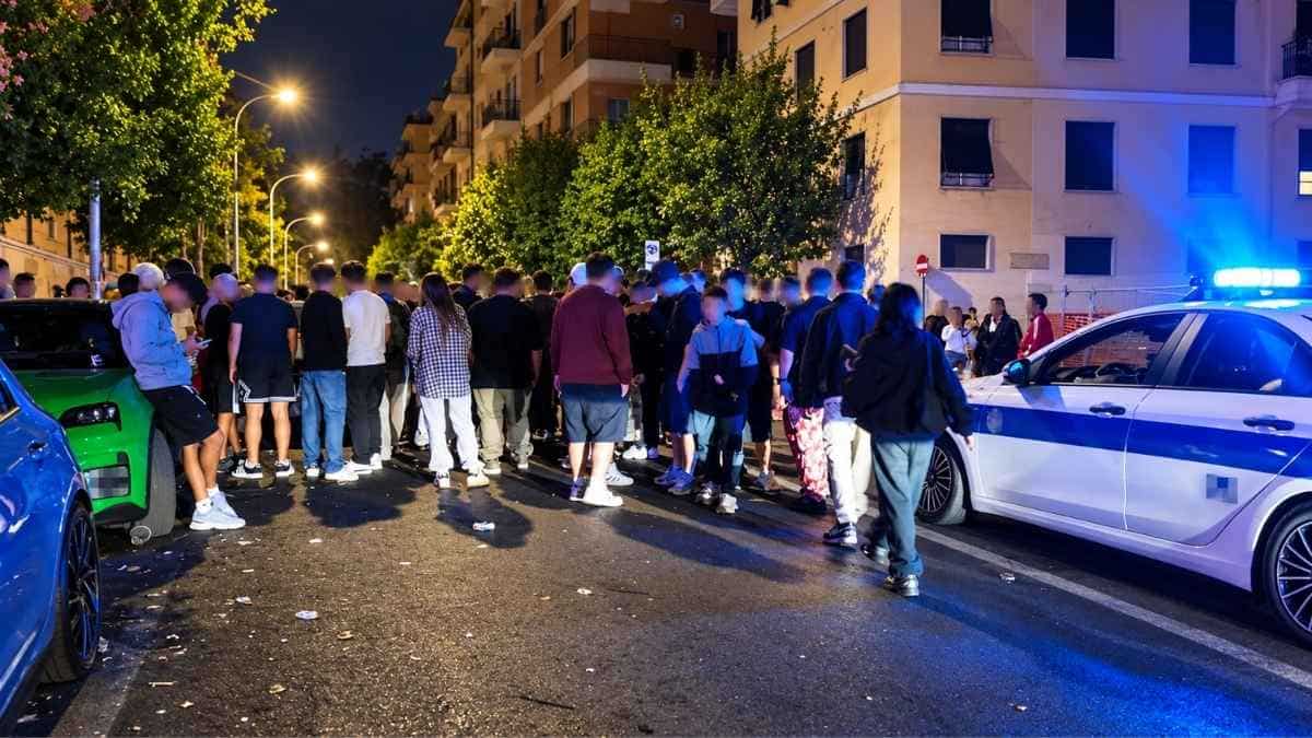 Malamovida a Roma in via Lorenzo il Magnifico, folla in strada e Polizia Locale nella notte