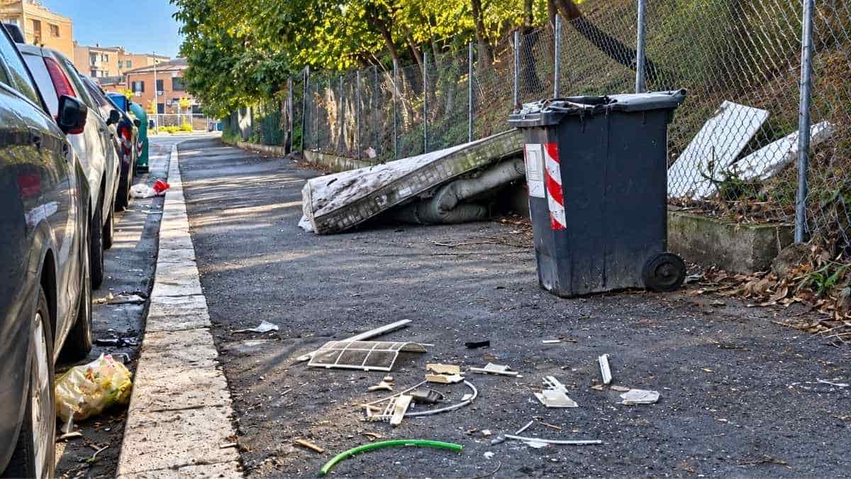 Roma, materasso e rifiuti abbandonati sul percorso pedonale di via Marco e Marcelliano, nel quartiere Ardeatino.