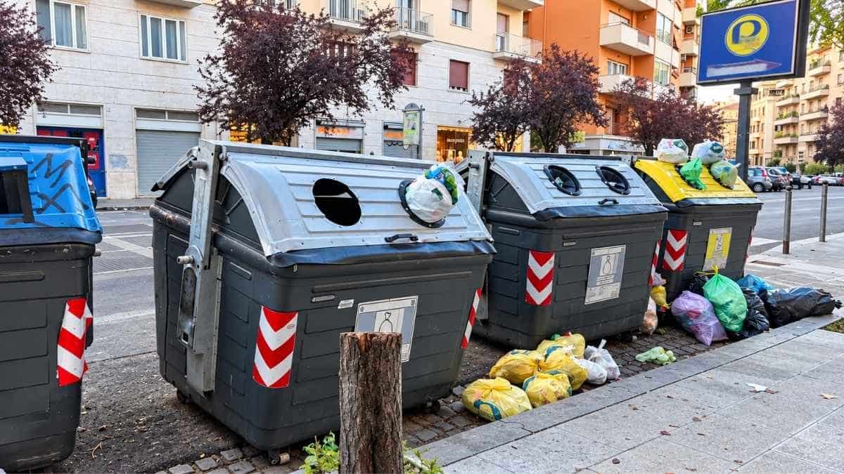 Cassonetti con sacchi di rifiuti a terra e sui coperchi in via Ravenna, a Piazza Bologna, Roma. Foto di Sabrina Madia.