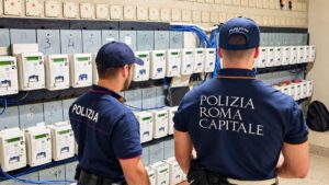 Roma, agenti della Polizia Locale durante i controlli ai contatori elettrici nell'ambito dello sgombero del garage INPS di viale Marconi 256-258.