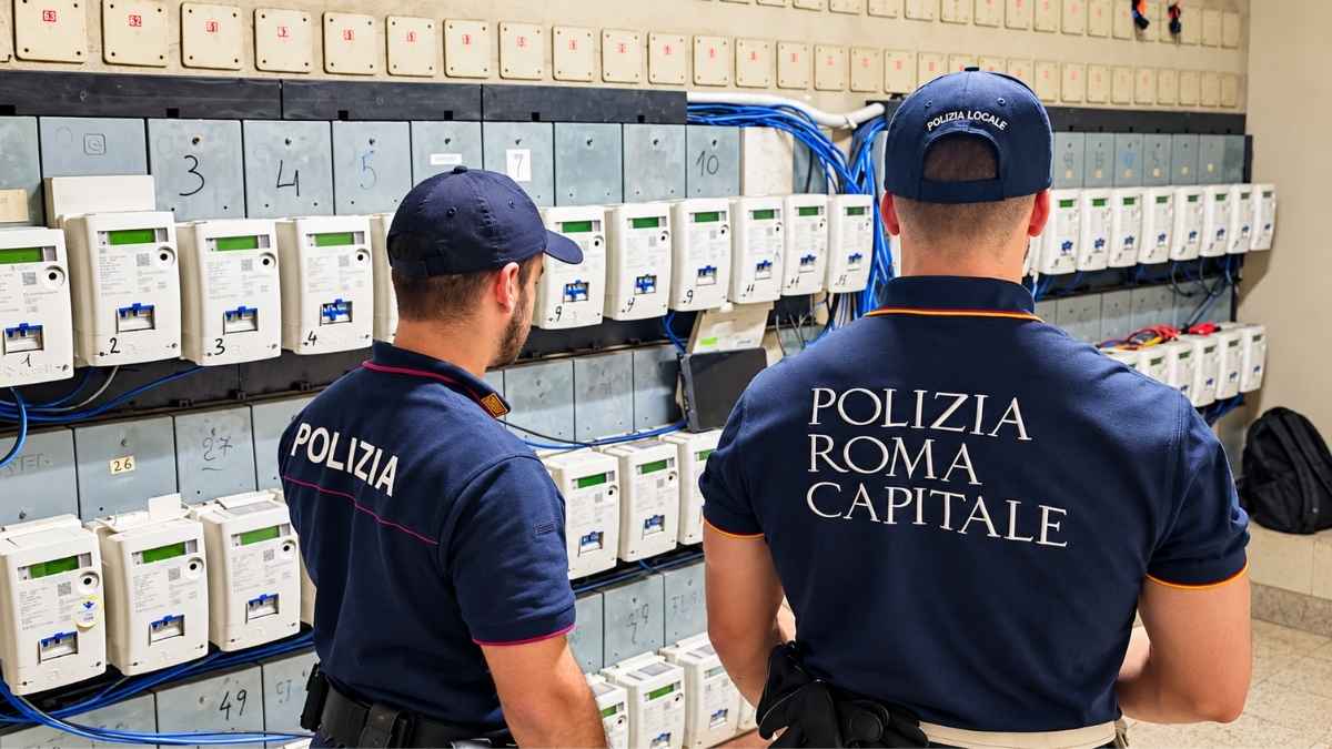 Roma, agenti della Polizia Locale durante i controlli ai contatori elettrici nell'ambito dello sgombero del garage INPS di viale Marconi 256-258.