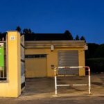 Cancello aperto in orario serale davanti all'ex Stardust Village, oggi una struttura comunale di Roma, con insegna del Centro Anziani Comunale e numero civico 22.