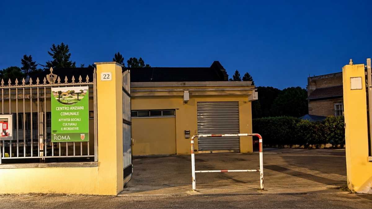Cancello aperto in orario serale davanti all'ex Stardust Village, oggi una struttura comunale di Roma, con insegna del Centro Anziani Comunale e numero civico 22.