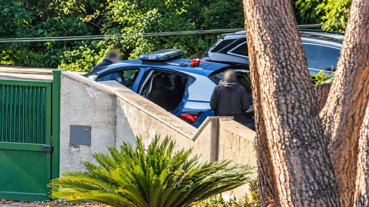 Polizia a Tor Cervara durante l’intervento nello stabile in disuso dopo il tentativo di occupazione